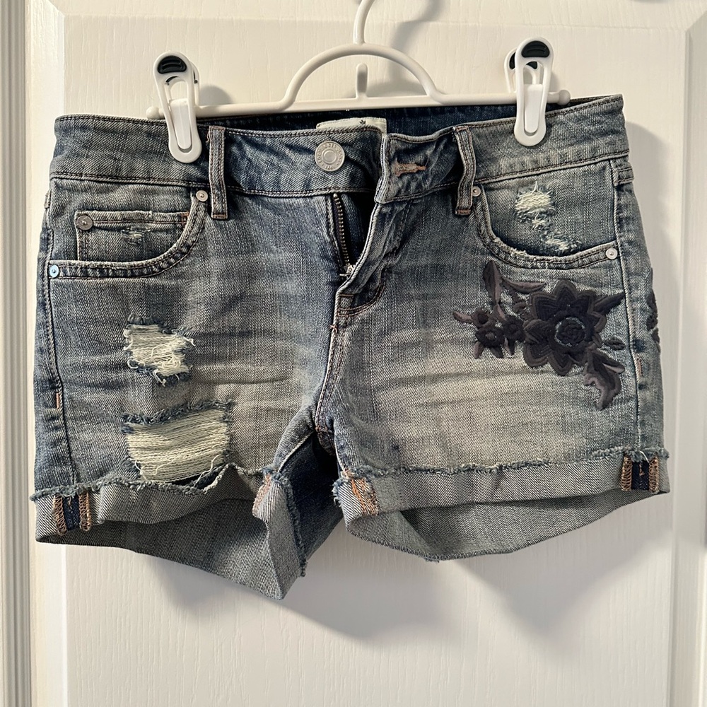 Bootlegger ladies Jean shorts 🩳 - Picture 4 of 6